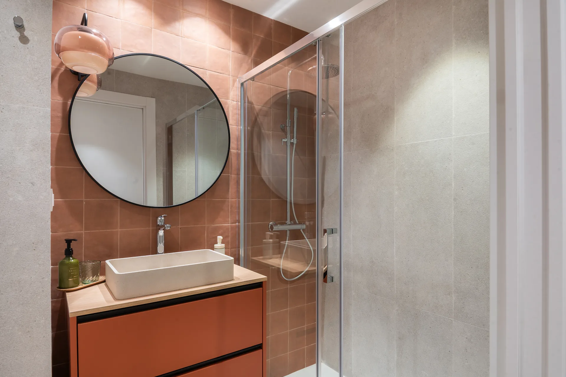 Baño de apartamento turístico en el Eixample de Barcelona
